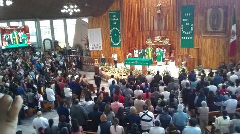 Familiares de víctimas en Tlahuelilpan reciben rosarios bendecidos por el Papa