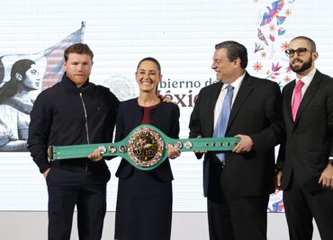 Saúl "Canelo" Álvarez sorprende a Claudia Sheinbaum; le regala los guantes 'de la paz'
