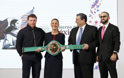 Saúl "Canelo" Álvarez sorprende a Claudia Sheinbaum; le regala los guantes 'de la paz'