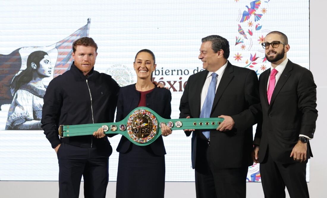 Saúl "Canelo" Álvarez sorprende a Claudia Sheinbaum; le regala los guantes 'de la paz'