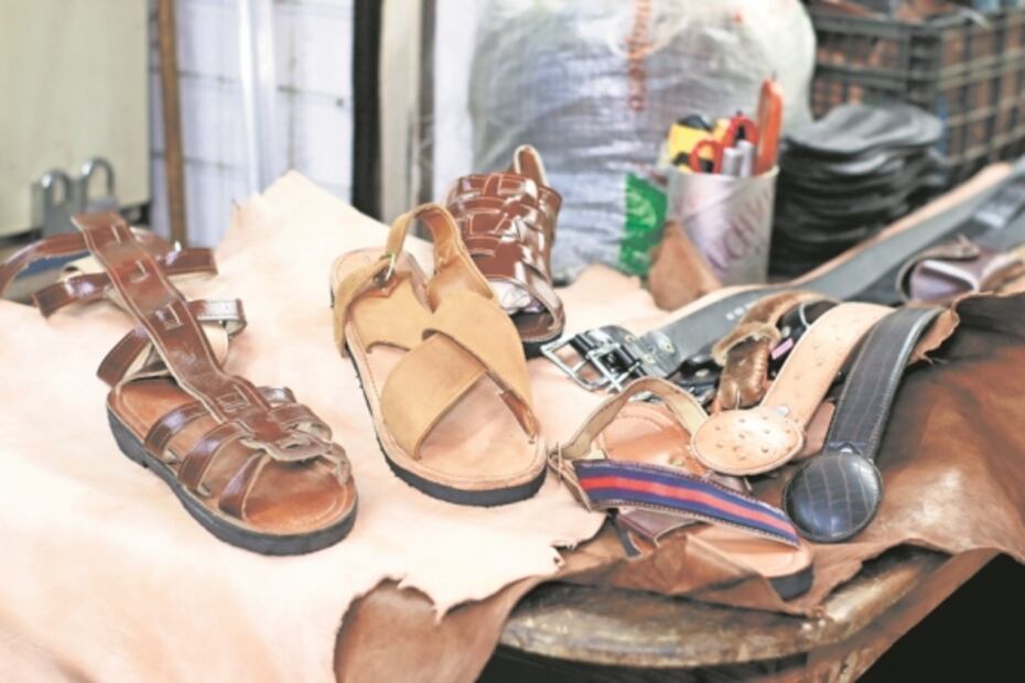 Son licenciados, pero prefieren calzar a Cristo