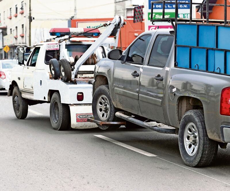 Algunas grúas llevan los autos a depósitos distantes de la zona del incidente, lo que deriva en cobros excesivos de traslado, acusa la Unidem. Foto: Archivo EL UNIVERSAL