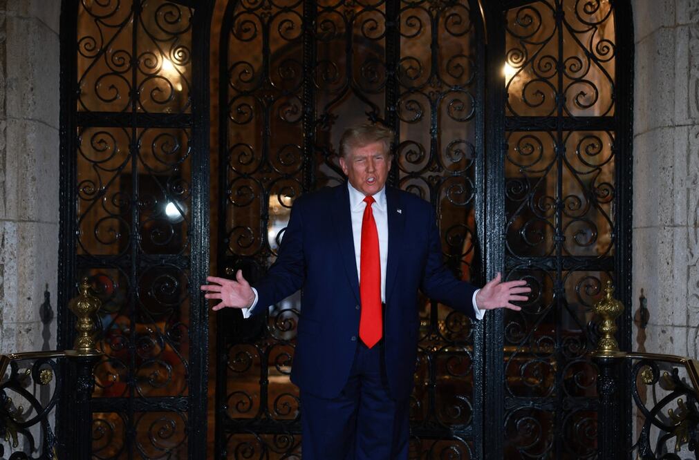 El expresidente de Estados Unidos y actual candidato presidencial republicano Donald Trump se dirige a la prensa en Mar-a-Lago el 16 de febrero de 2024, en West Palm Beach, Florida. Foto: AFP