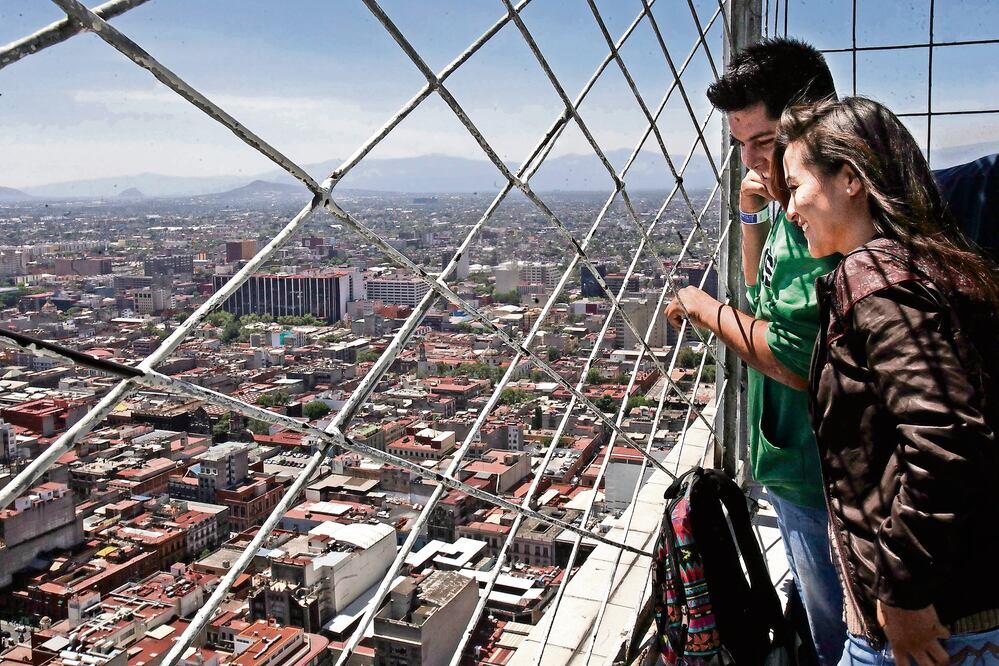El mirador de la Torre Latinoamericana recibe al año alrededor de 500 mil visitantes, 40% de los cuales son habitantes de la ciudad (JUAN CARLOS REYES. EL UNIVERSAL)