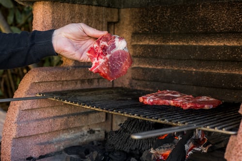 El bicarbonato puede ablandar las fibras proteicas de la carne. Foto: Freepik