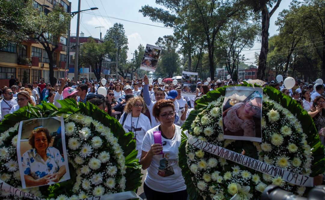 Amigos y familiares de las víctimas que murieron en el multifamiliar Tlalpan colocaron ofrendas florales para recordar a sus muertos (CAMILA MATA. EL UNIVERSAL)
