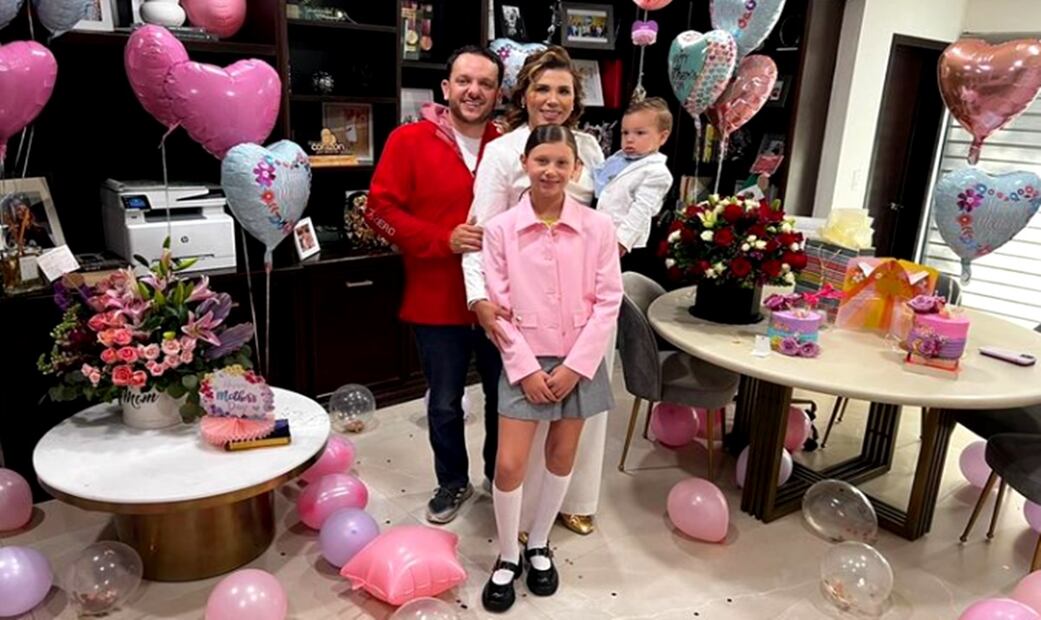 Marina del Pilar compartió una imagen en la que aparece con su familia y rodeada de globos.