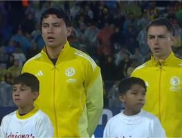 Álvaro Fidalgo sorprende al cantar el Himno Nacional en amistoso del América