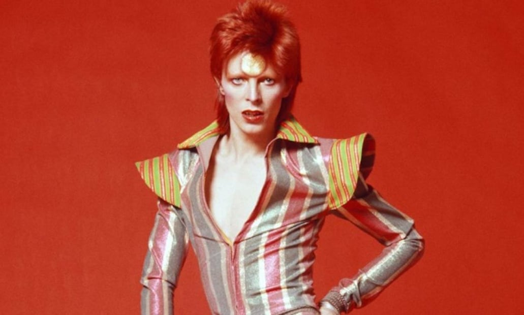Foto: El trabajo con Kansai Yamamoto fue clave: kimonos reinterpretados, cortes geométricos, dramatismo teatral. Foto: David Bowie - The Story Of Ziggy Stardust (BBC)
