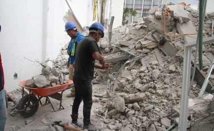 Demuelen tres pisos de inmueble construidos irregularmente en la Benito Juárez