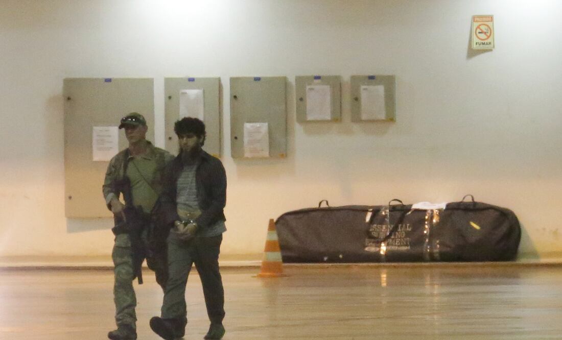 Un policía federal de Brasil traslada a un sospechoso esposado, que las autoridades señalan fue arrestado por cargos relacionados con terrorismo, en Brasilia (Foto: AP)