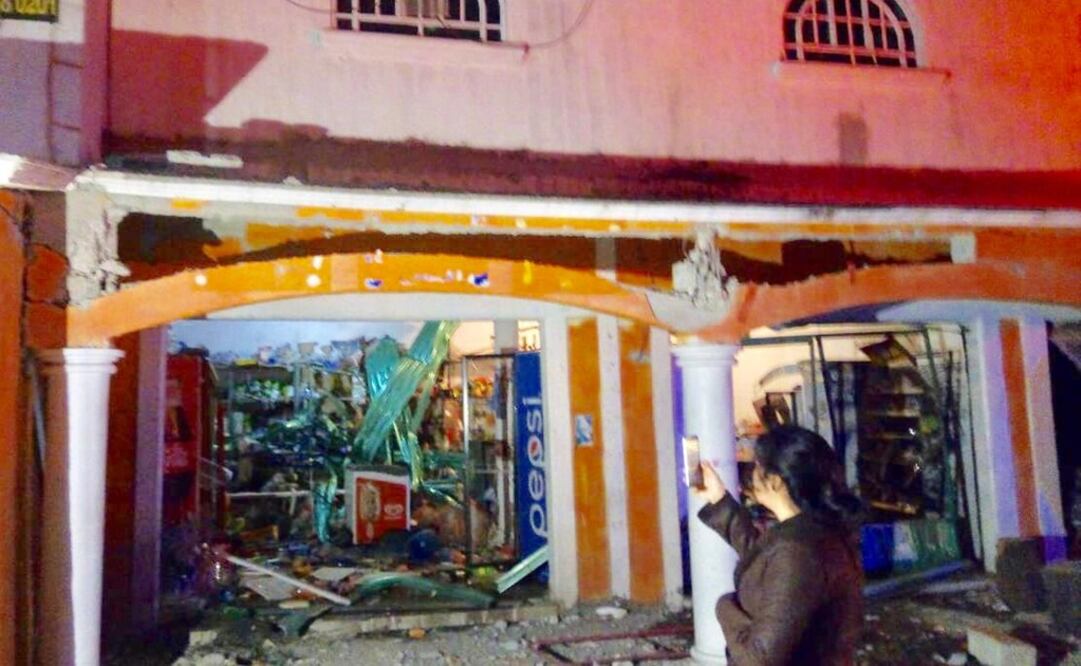 La explosión destruyó toda la fachada del establecimiento así como las cortinas de metal, refrigeradores y productos que había al interior. Foto: Especial