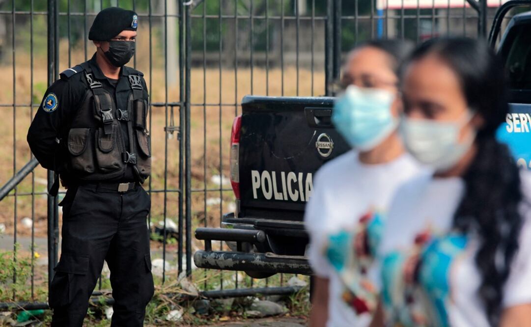 Un oficial de la Policía Nacional hace guardia en una de las entradas principales a la Catedral. Foto: AFP