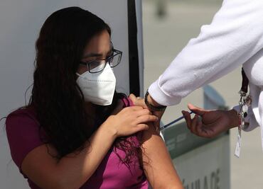 Vacunan contra Covid-19 a 2 mil 766 profesores en Campeche