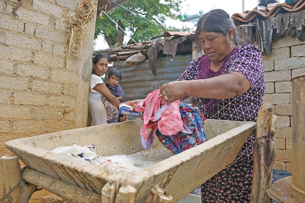 Susana tiene seis hijos y es una de las 701 mujeres que habitan la localidad, relata que desde niña acarrea agua para su vivienda; actualmente vive con su suegra en una casa donde habitan 15 personas. EDWIN HERNÁNDEZ