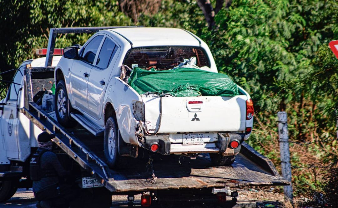 La tarde del pasado miércoles fue abandonada a un costado de la Autopista Benito Juárez una camioneta con cinco cuerpos en descomposición. Foto: José Betanzos Zarate / CUARTOSCURO