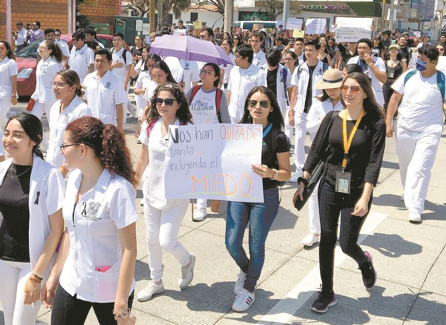 Alumnos de la Universidad Veracruzana protestaron ayer para exigir justicia en el caso de los tres jovenes estudiantes de Medicina asesinados en Puebla. PATRICIA MORALES. EL UNIVERSAL