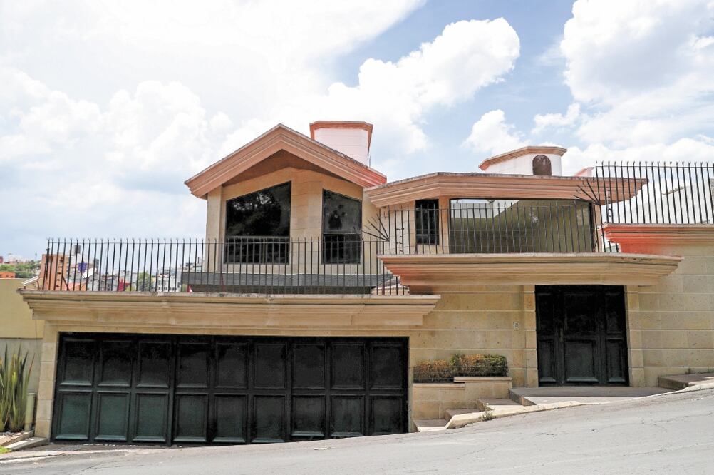 En la casa ubicada en Tejocotes 9, en la colonia Bosques de las Lomas, vivían 13 testigos —colaboradores de la extinta PGR— hacinados, amenazados y vigilados por marinos y agentes de lo que fue AFI, indica la testigo. Foto: DIEGO SIMÓN. EL UNIVERSAL