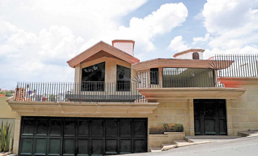 En la casa ubicada en Tejocotes 9, en la colonia Bosques de las Lomas, vivían 13 testigos —colaboradores de la extinta PGR— hacinados, amenazados y vigilados por marinos y agentes de lo que fue AFI, indica la testigo. Foto: DIEGO SIMÓN. EL UNIVERSAL