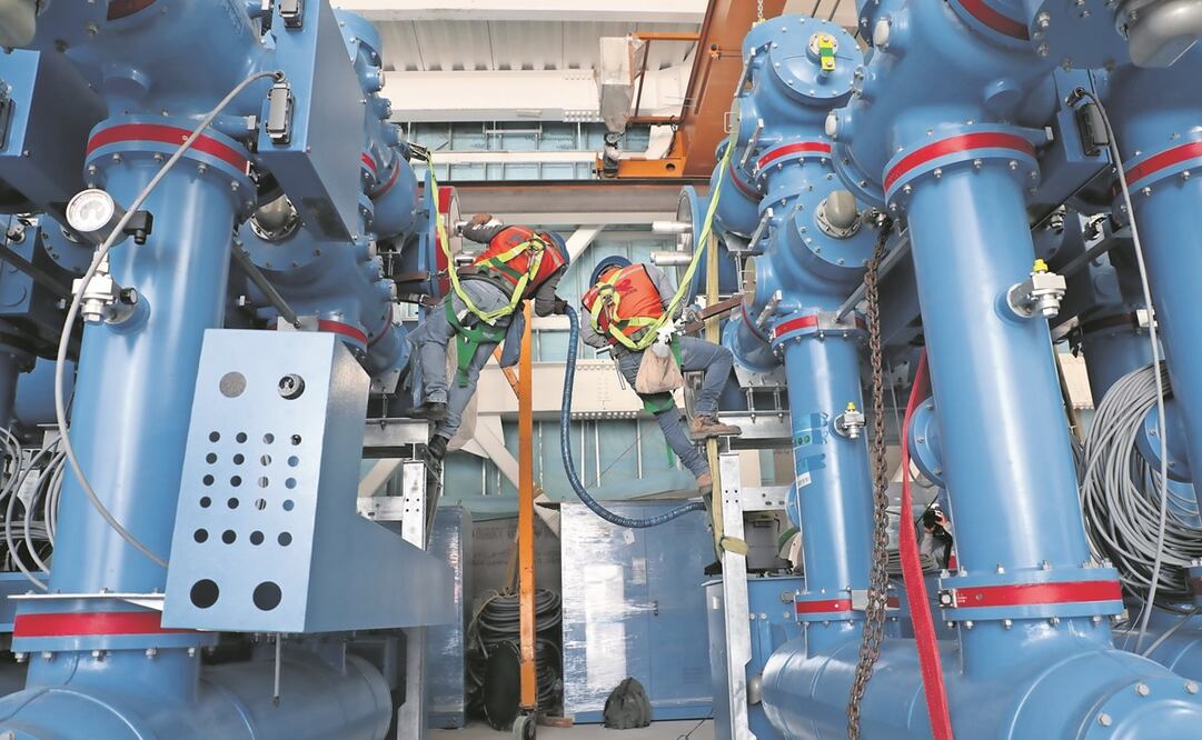 Trabajadores del Metro y de la CFE, en la nueva Subestación Eléctrica de Alta Tensión (Seat) Buen Tono.