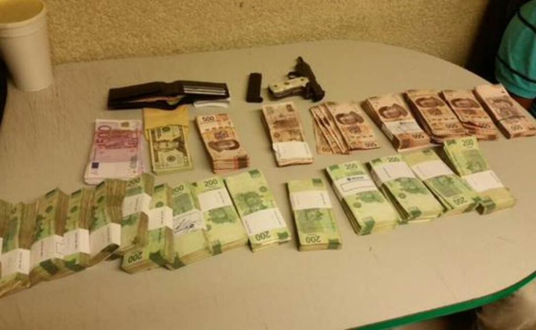 Los elementos de la policía capitalina recuperaron varios fajos de dinero en pesos, dólares y euros. Tomada de @SSP_CDMX