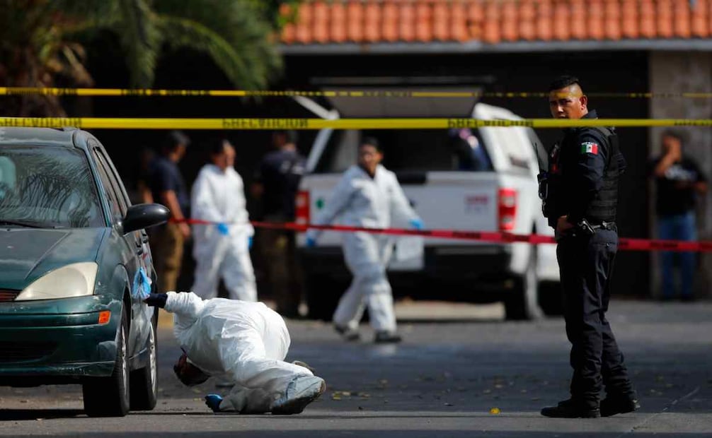 Peritos en Zapopan, Jalisco, recopilan evidencia tras ataque a ocupantes de Lamborghini el 29 de diciembre de 2025 / Foto: EFE