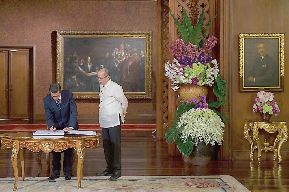 El presidente Enrique Peña Nieto firmó el Libro de Visitantes Distinguidos, luego de ser recibido por su homólogo de Filipinas, Benigno Aquino III (ESPECIAL)