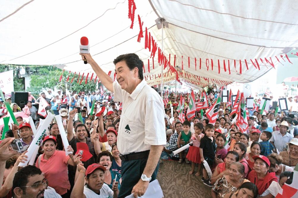 En su visita a la comunidad de Chontla, Héctor Yunes, candidato de la alianza Para Mejorar Veracruz, se comprometió a impulsar leyes en favor del campo (ALEJANDRO ACOSTA. EL UNIVERSAL)