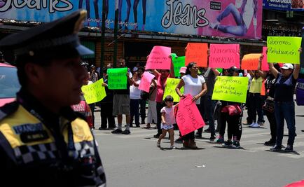 Ambulantes bloquean Eje 1 Norte por "limpia" de puestos
