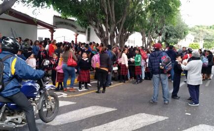 Padres de familia “toman” escuela en Oaxaca