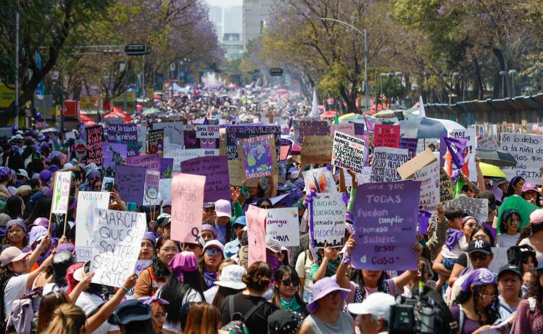 Aspectos del Zócalo de la Ciudad de México durante la marcha por el Día Internacional de la Mujer este domingo 8 de Marzo de 2026. Foto: Diego Simón Sánchez/ EL UNIVERSAL