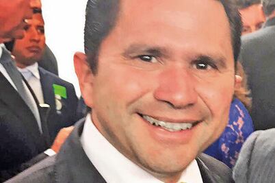 Precandidato pinta su raya de Ivonne Ortega