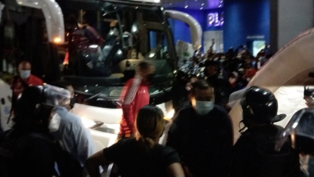 Aficionados salvadoreños reciben de manera hostil a la Selección Mexicana