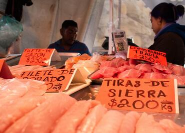 “Aquí pura calidad y fresquecito”; dicen comerciantes de la Nueva Viga que luce llena este Jueves Santo