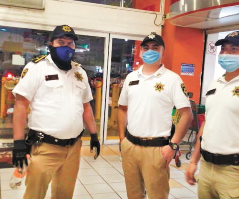 La policía de Quintana Roo emprendió el operativo Máxima Presencia en las entradas al estado y sus 11 municipios, para contener contagios.