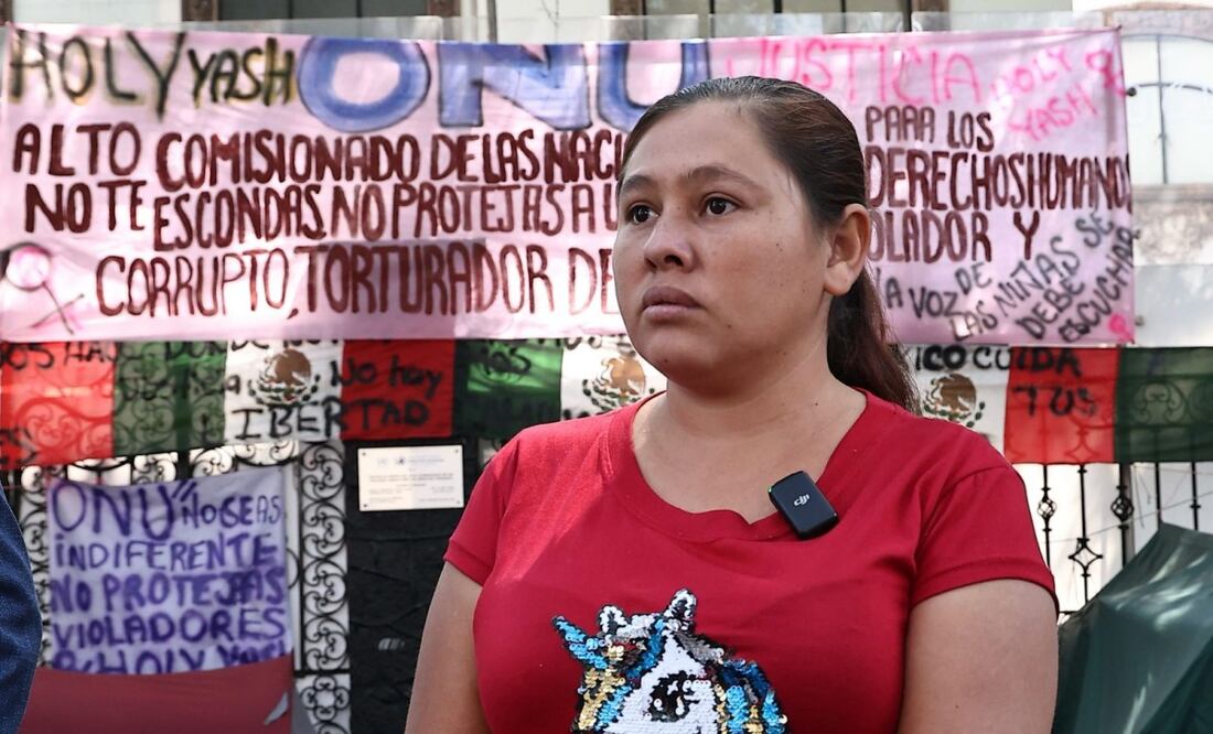 Mayra Alejandra Buenrostro pide a las autoridades michoacanas que retiren y limpien las minas sembradas por grupos criminales para colocarle una cruz a su hijo Pablo, quien murió el pasado 8 de febrero. Foto: Berenice Fregoso / EL UNIVERSAL