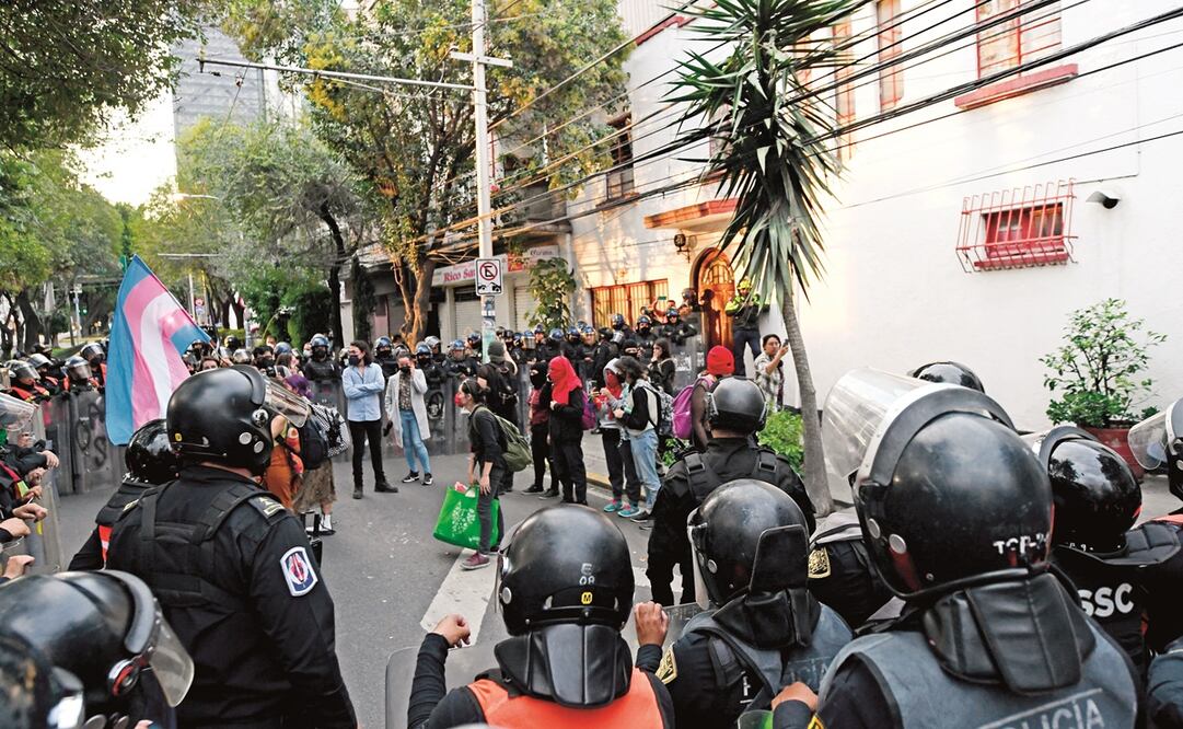 La policía capitalina encapsuló a un grupo de manifestantes. Minutos antes, encapuchados habían saqueado una tienda. Foto: Armando Martínez. EL UNIVERSAL
