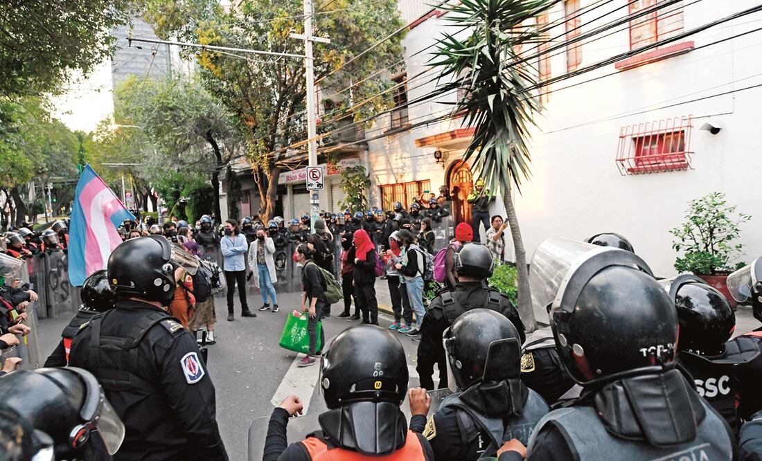 La policía capitalina encapsuló a un grupo de manifestantes. Minutos antes, encapuchados habían saqueado una tienda. Foto: Armando Martínez. EL UNIVERSAL