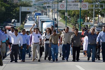 Bloquean 48 ediles autopista Cuernavaca-Acapulco