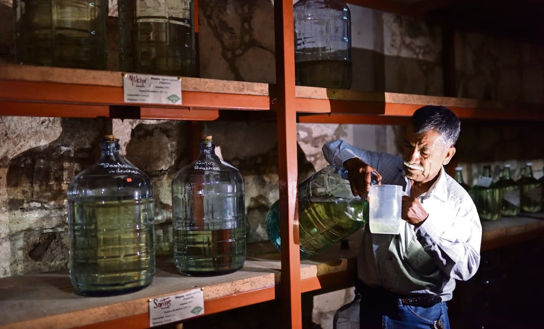 La organización Sanzekan Tinemi recopila el mezcal de sus agremiados, lo envasa, etiqueta, comercializa y vende en muchas partes del país e incluso del extranjero. Foto: Salvador Cisneros / El Universal