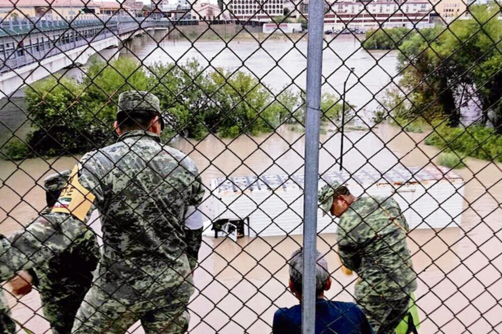El río Bravo se desbordó ayer por las precipitaciones en el tramo ubicado entre el Puente Internacional 1 y el Puente Internacional 2, pero no afectó el cruce (CORTESÍA AYUNTAMIENTO)