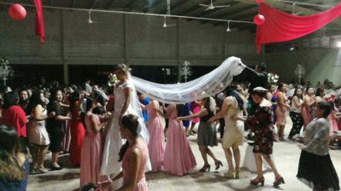 Por fin se casa enfermera que interrumpió su boda por atender una emergencia