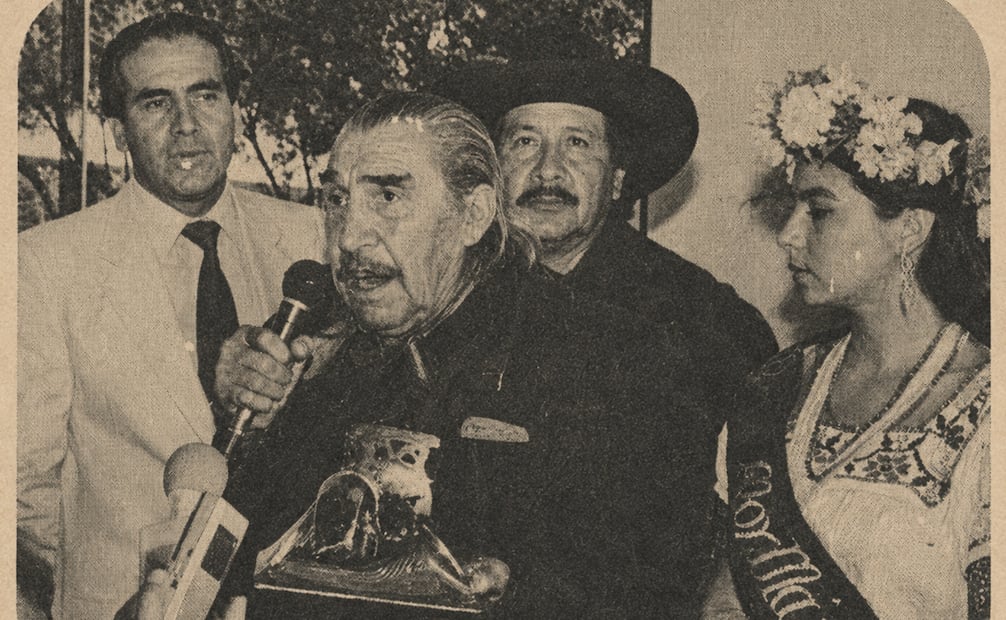 Emilio “El Indio” Fernández en el homenaje que le rindieron en Xochimilco en 1986. Le dieron una trajinera bañada en oro.
Hemeroteca EL UNIVERSAL.