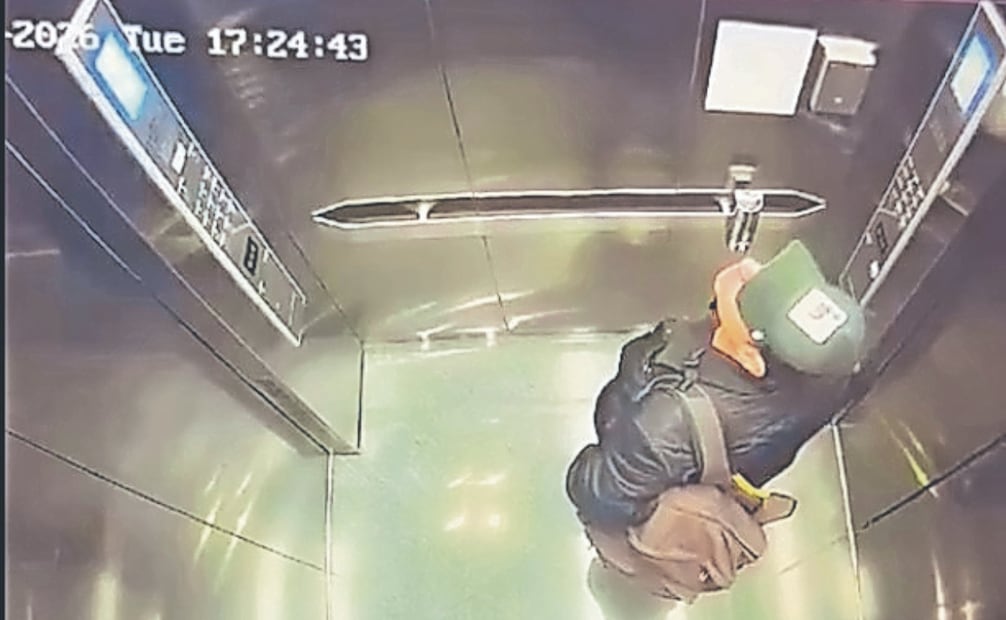 El ingreso de Diego Sebastián Rosen Ferlini al domicilio del músico quedó captado en la cámara del elevador, el
martes a las 17:24 horas. Foto: Especial