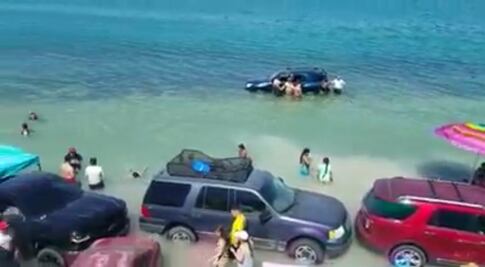 Marejada sorprende a vacacionistas e inunda decenas de vehículos en Sonora