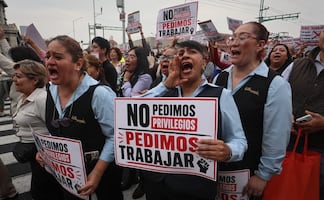 Comerciantes bloquean Eje Central para exigir retiro de vallas en el Zócalo; denuncian pérdidas millonarias 