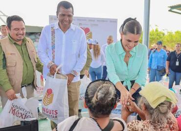 Tianguis del Bienestar entrega insumos a damnificados por huracán Erick; reciben artículos de primera necesidad