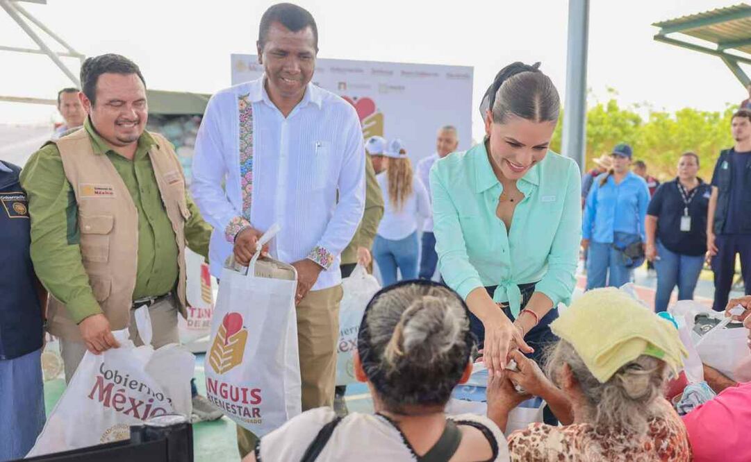 La gobernadora Evelyn Salgado Pineda y Rocío Bárcena Molina, subsecretaria de Gobernación, hicieron el reparto de los suministros / Foto: Especial