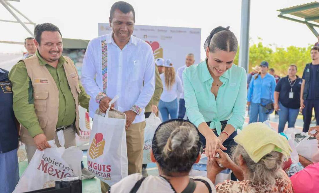 La gobernadora Evelyn Salgado Pineda y Rocío Bárcena Molina, subsecretaria de Gobernación, hicieron el reparto de los suministros / Foto: Especial