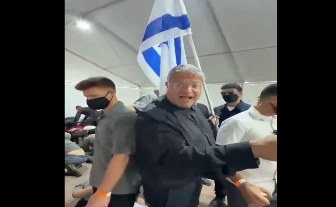 Ben Gvir publicó un vídeo de su visita al puerto de Ashdod (sur) donde permanecen retenidos los activistas, en el que se observa a decenas de ellos hacinados. Foto: Tomada de video